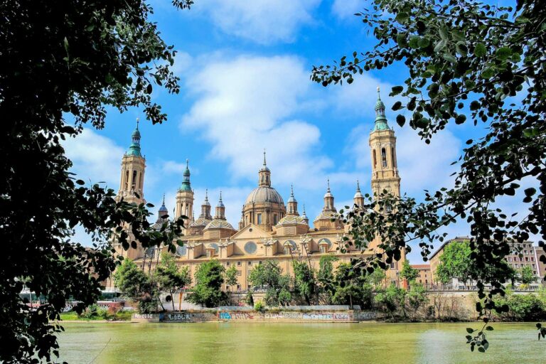 Stunning view of Basílica de Nuestra Señora del Pilar with river foreground in Zaragoza, Spain.